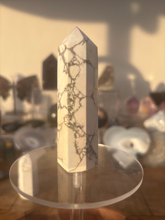 Aura Howlite Tower